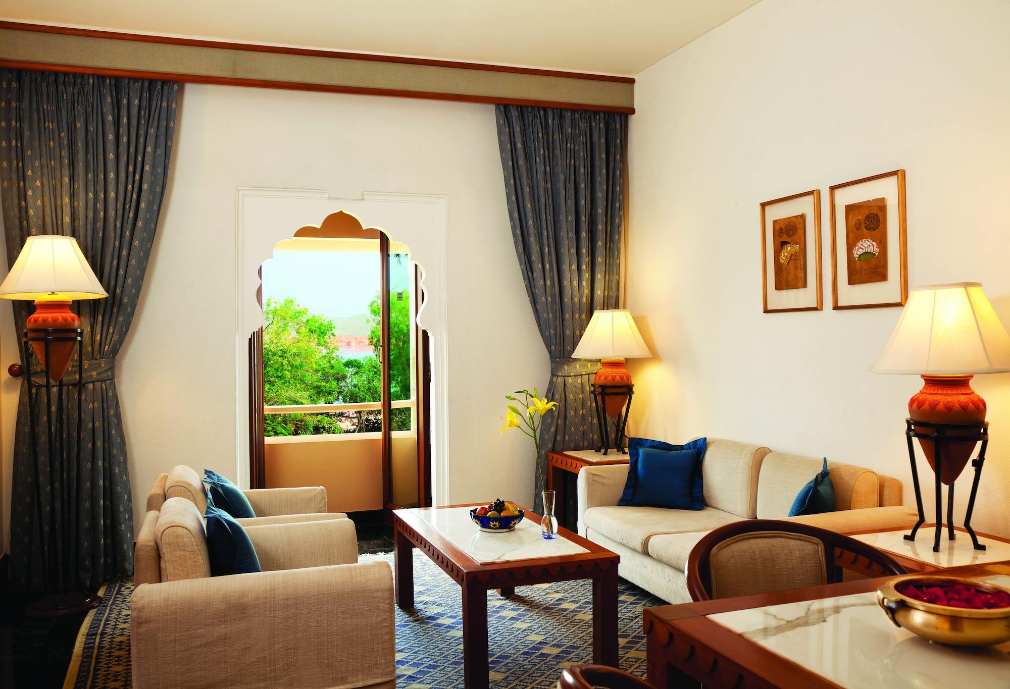 Trident Jaipur Hotel Kültér fotó A suite at the Taj Mahal Palace