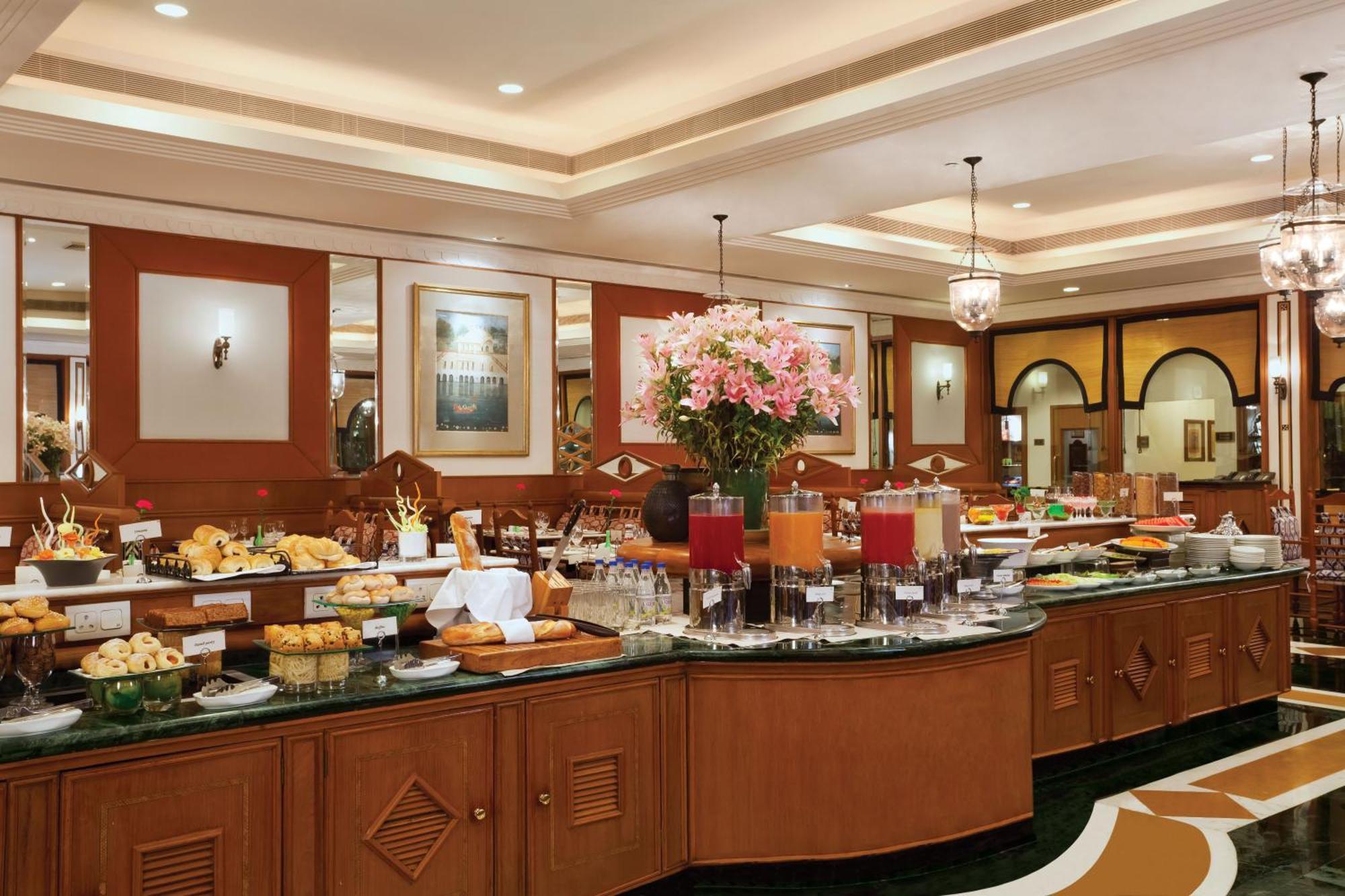 Trident Jaipur Hotel Kültér fotó The buffet at the hotel
