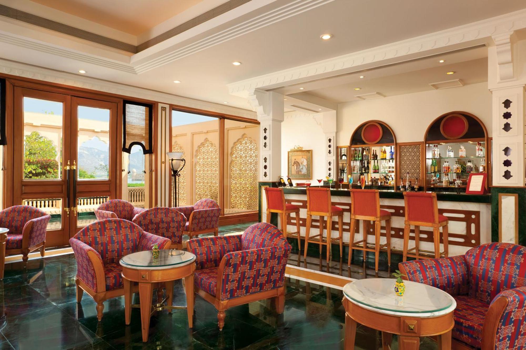 Trident Jaipur Hotel Kültér fotó Bar at the Oberoi, Agra