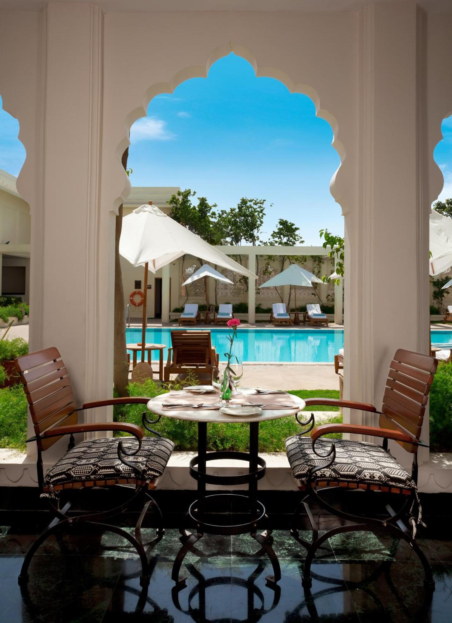 Trident Jaipur Hotel Kültér fotó The pool at the Taj Bengal