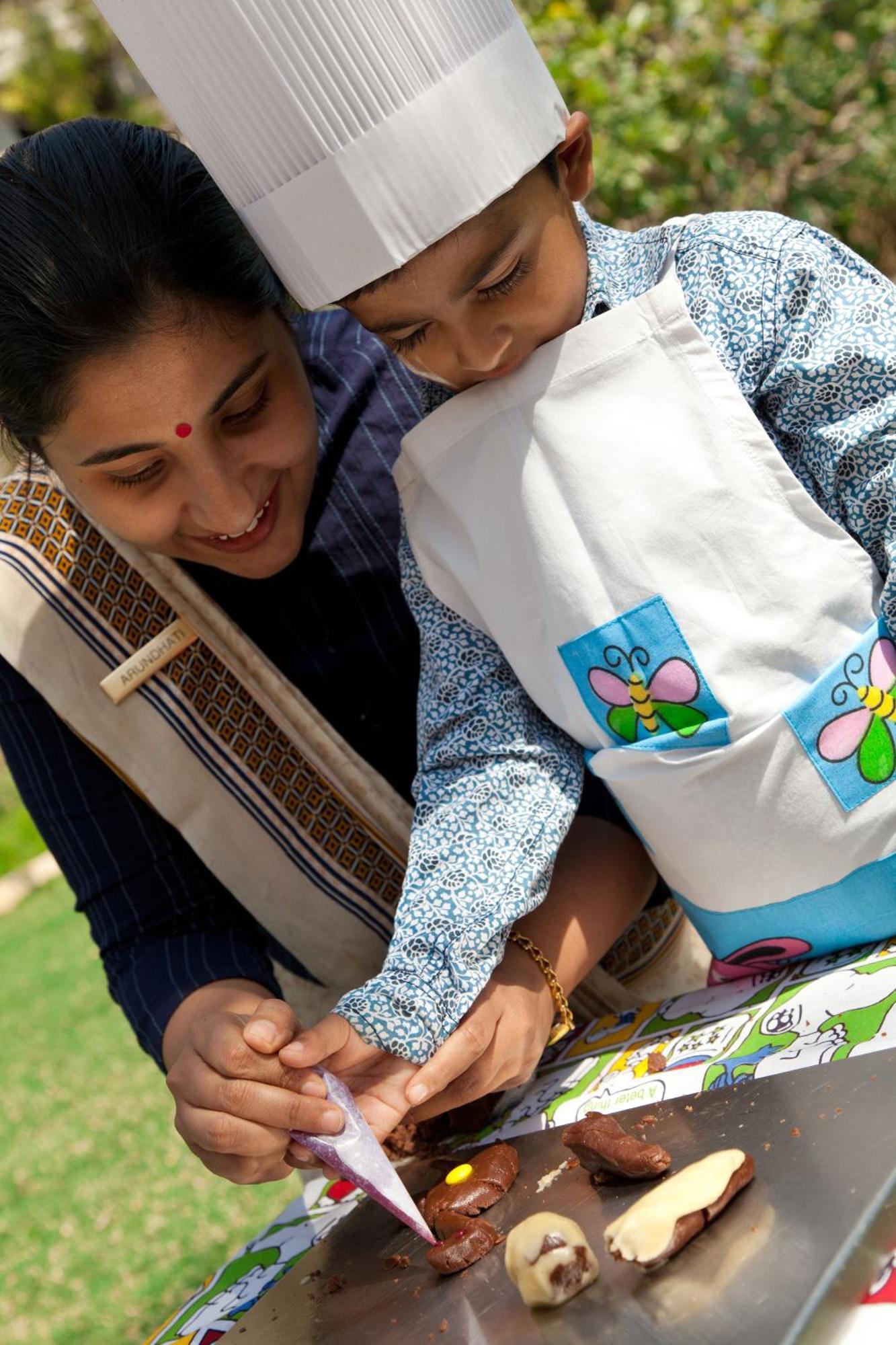 Trident Jaipur Hotel Kültér fotó A woman in India with her child