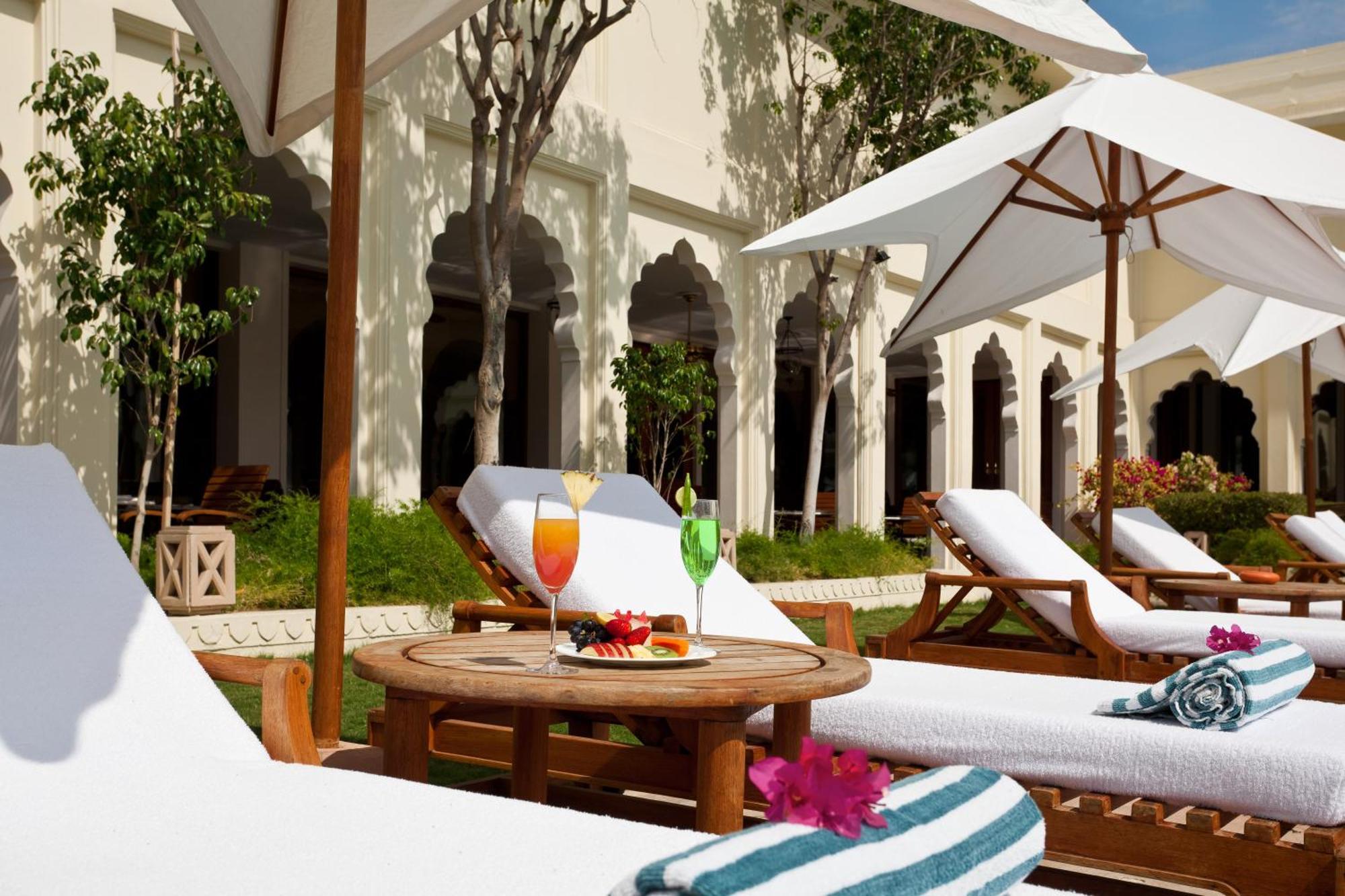 Trident Jaipur Hotel Kültér fotó The pool at the Taj Bengal