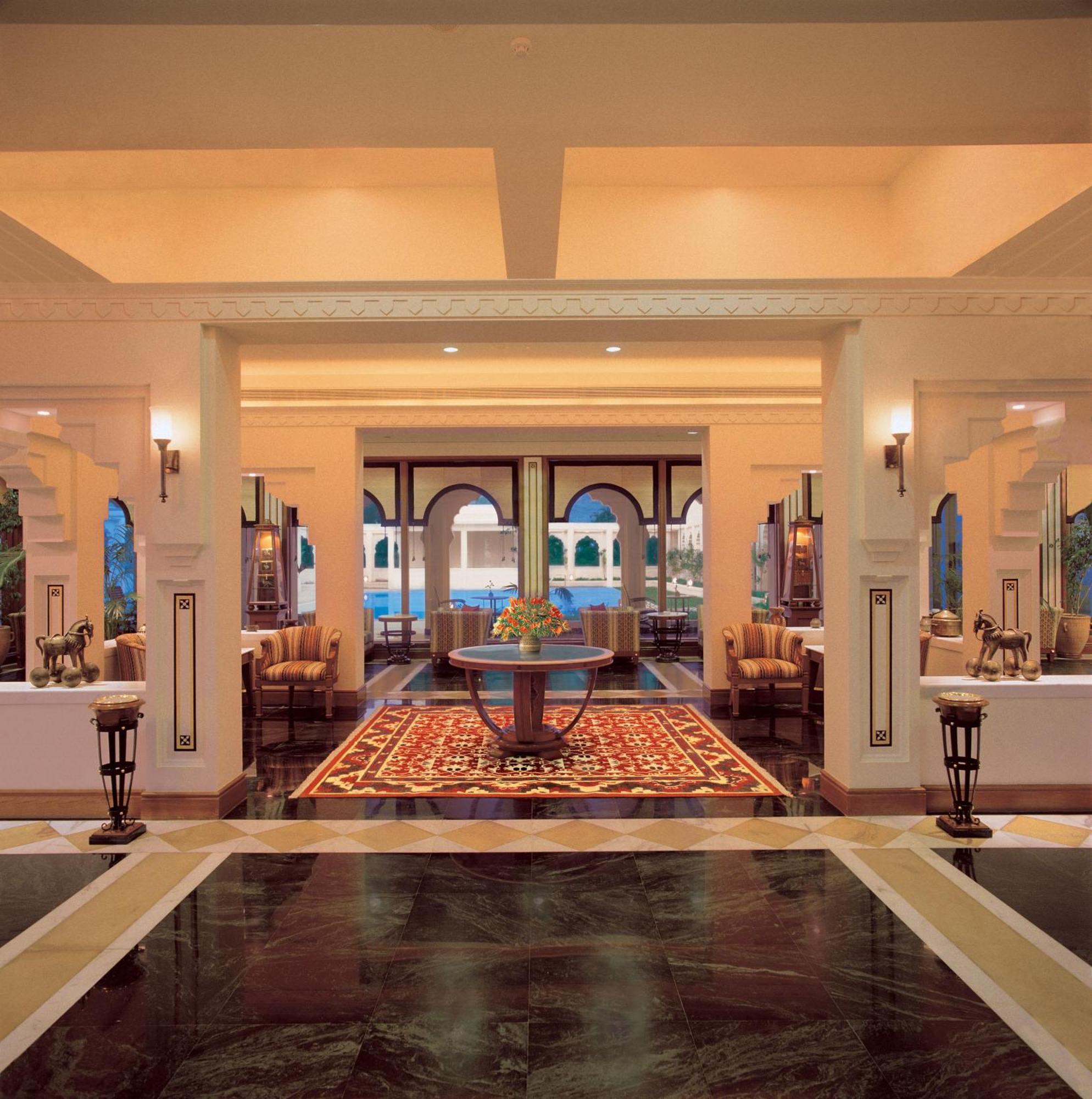 Trident Jaipur Hotel Kültér fotó The lobby of the Taj Bengal