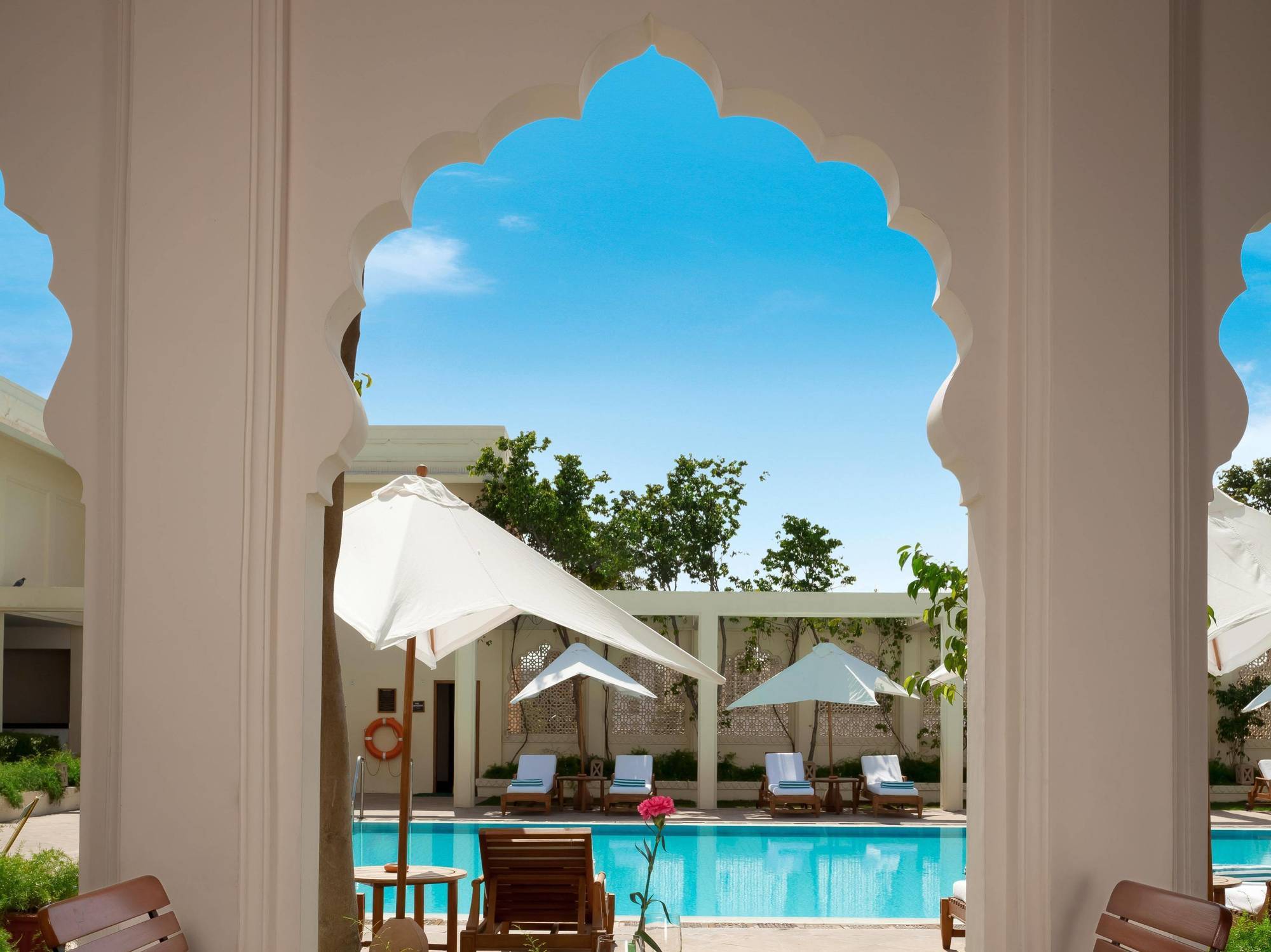 Trident Jaipur Hotel Kültér fotó The pool at the Taj Bengal